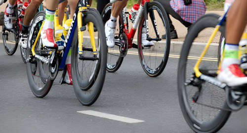 Tour de France, tappa finale accorciata per gli incendi: Pogacar trionfa a Parigi